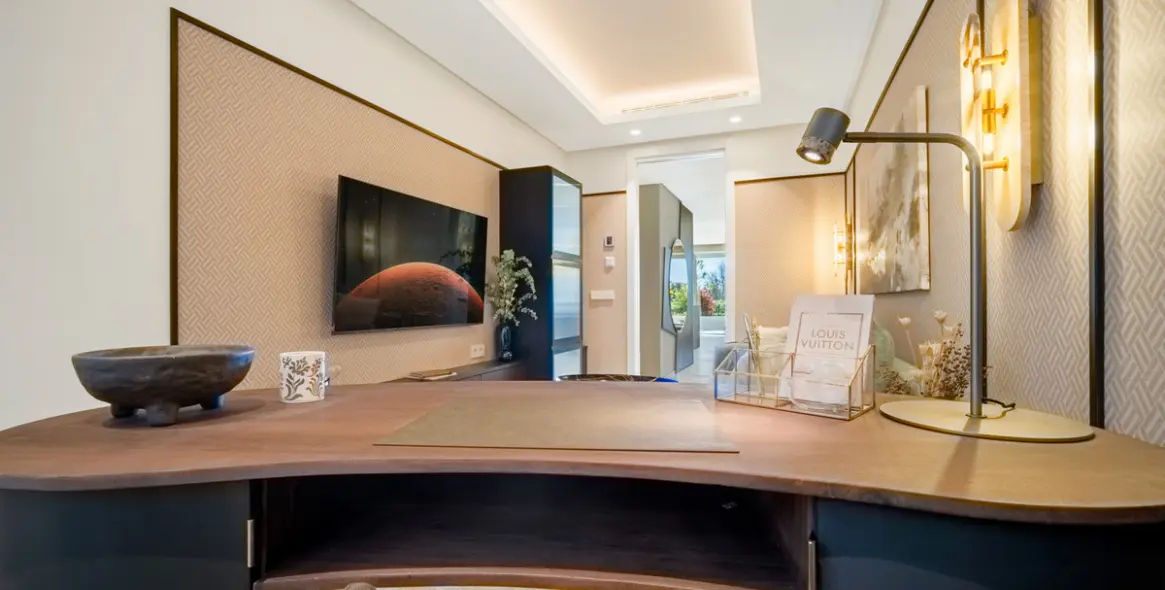 Venta de apartamento en planta media en The Golden Mile 13