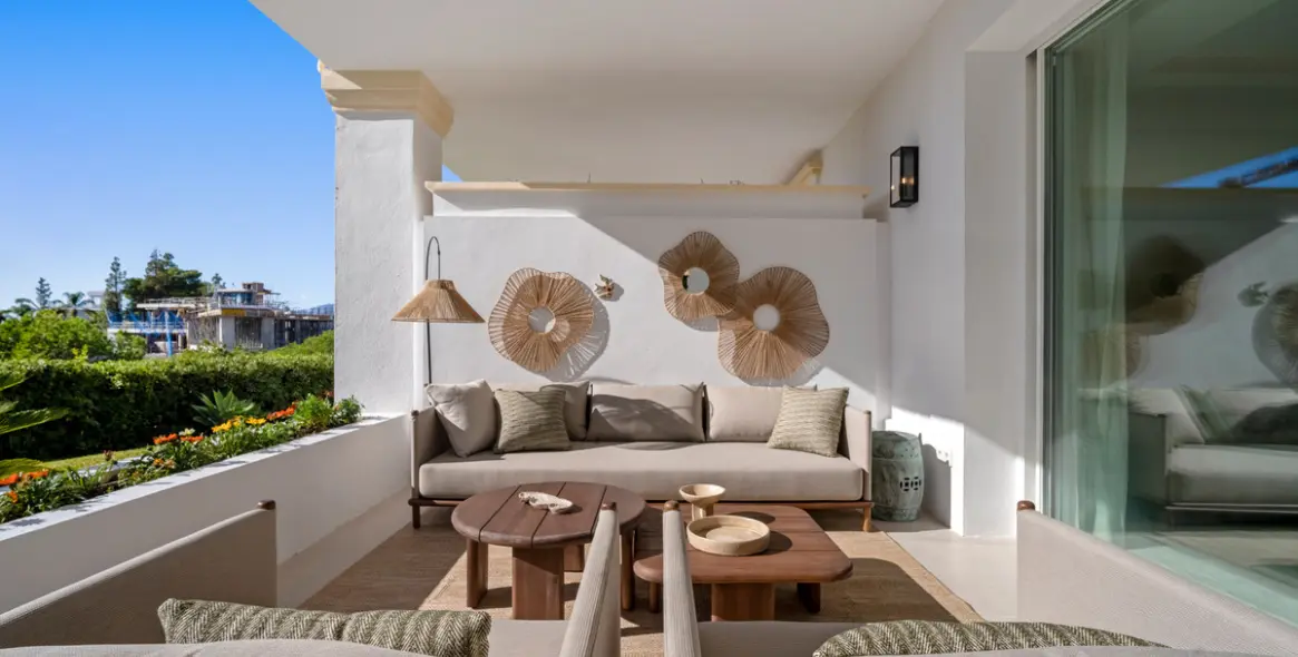 Venta de apartamento en planta media en The Golden Mile 23