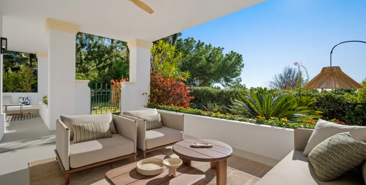 Venta de apartamento en planta media en The Golden Mile 24