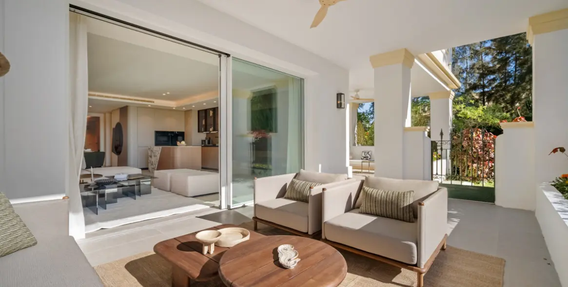 Venta de apartamento en planta media en The Golden Mile 25