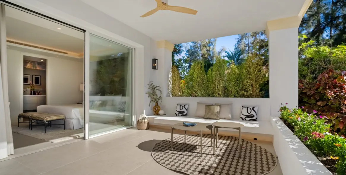 Venta de apartamento en planta media en The Golden Mile 26