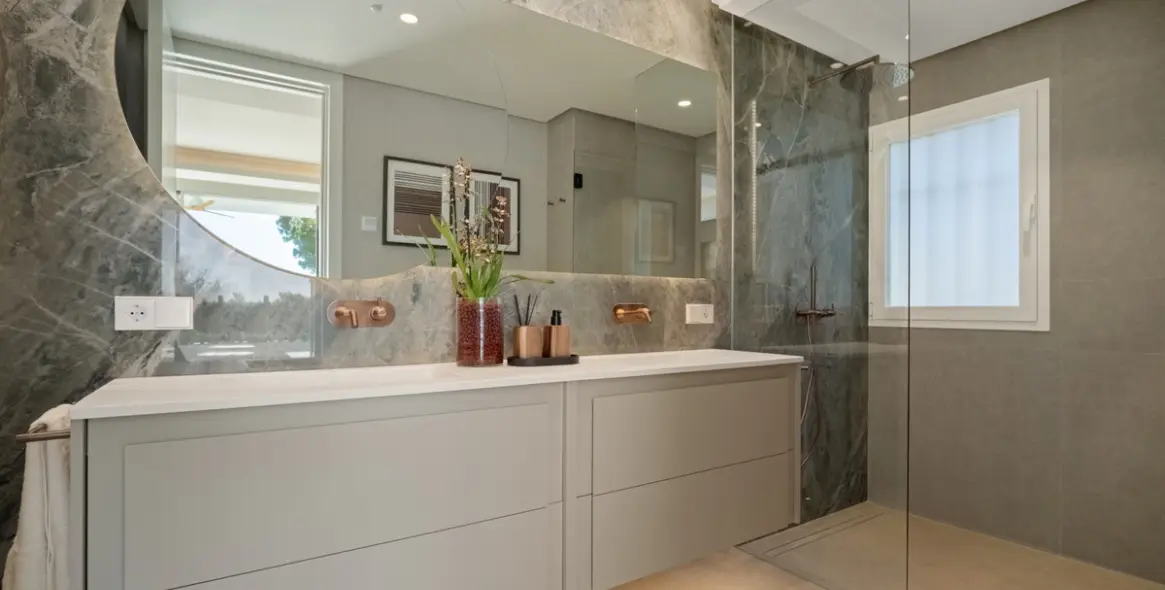 Venta de apartamento en planta media en The Golden Mile 34