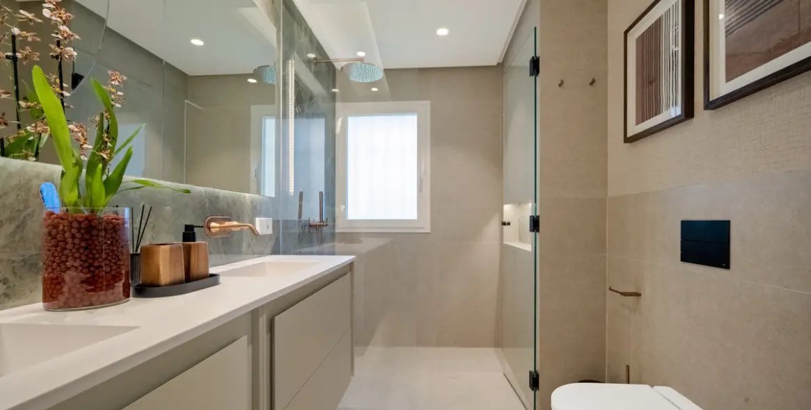 Venta de apartamento en planta media en The Golden Mile 37