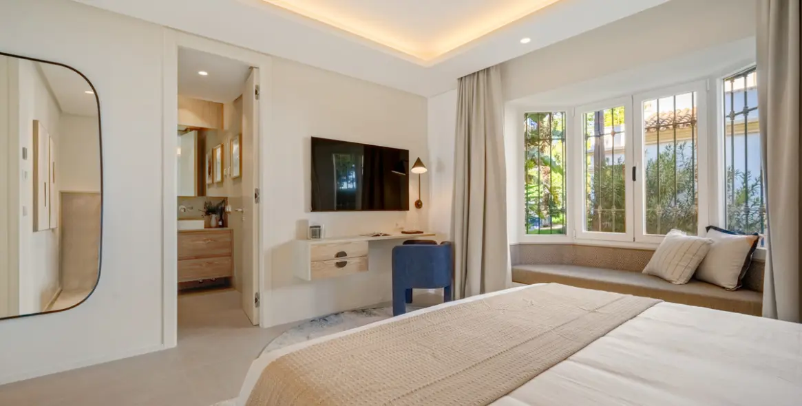 Venta de apartamento en planta media en The Golden Mile 56