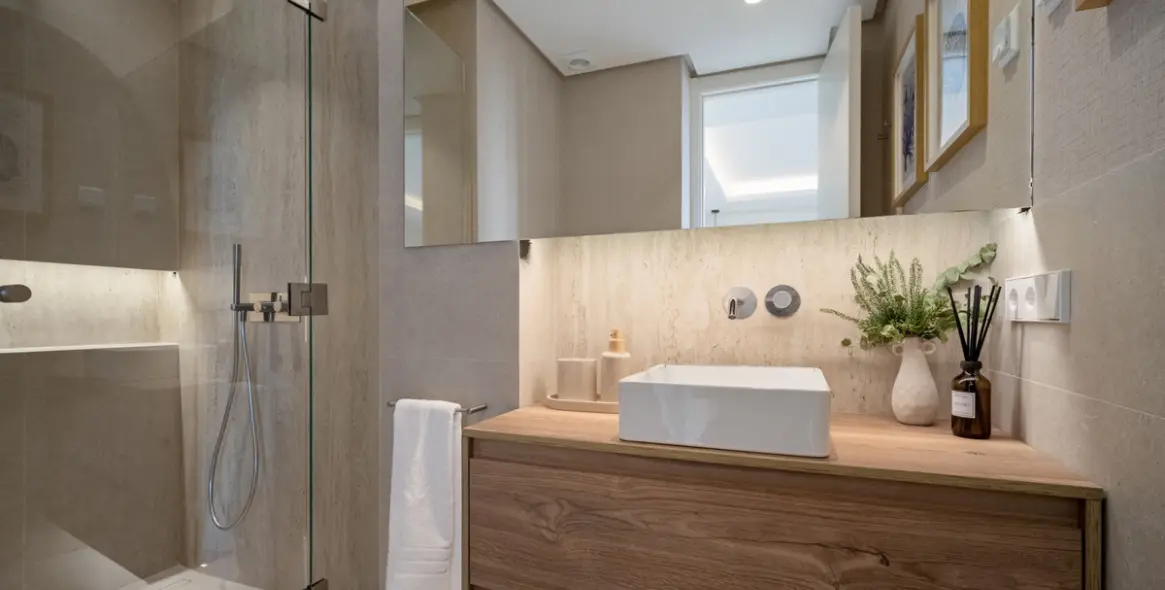 Venta de apartamento en planta media en The Golden Mile 60