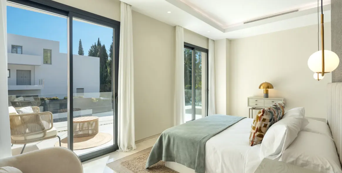 Venta de villa independiente en Nueva Andalucía 15