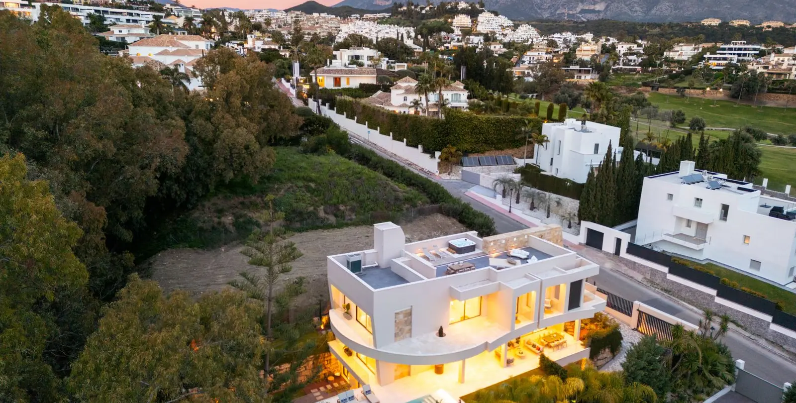 Sale of detached villa in Nueva Andalucía 45