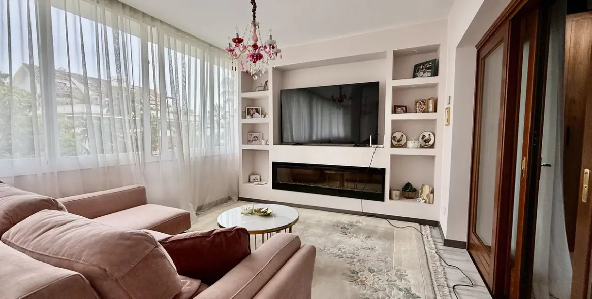 Краткосрочная аренда апартаментов на среднем этаже в The Golden Mile 1