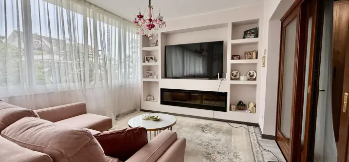 Alquiler a corto plazo de apartamento en planta media en The Golden Mile 0