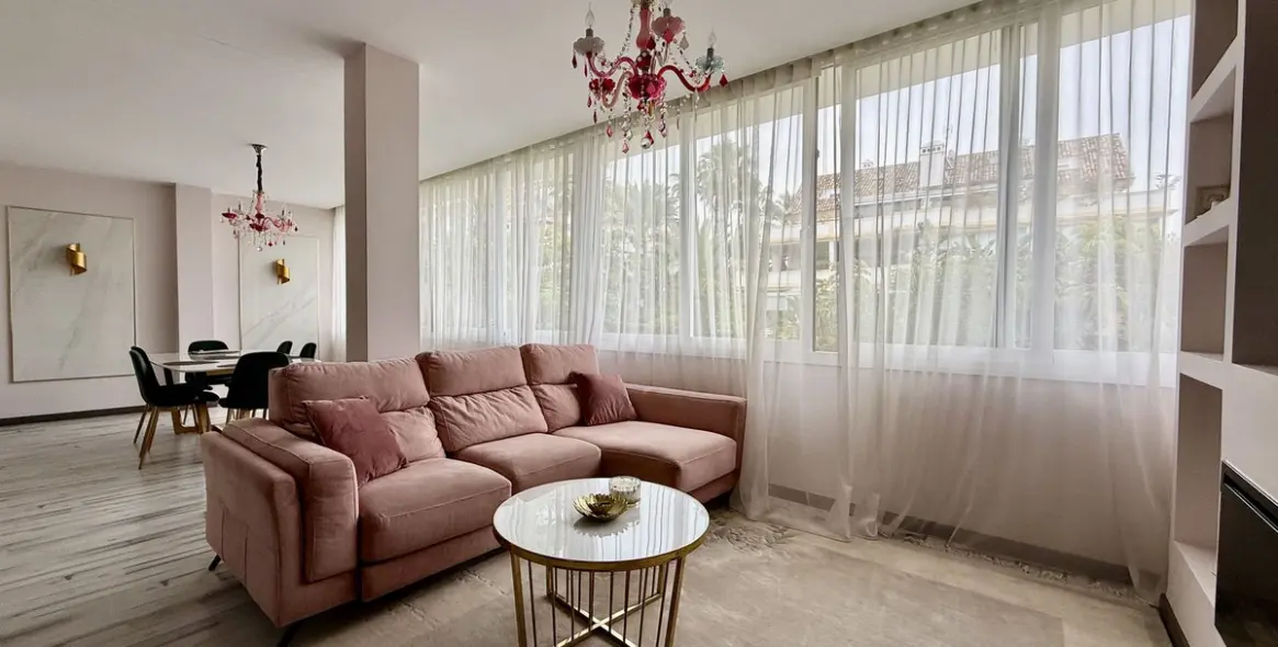 Краткосрочная аренда апартаментов на среднем этаже в The Golden Mile 3