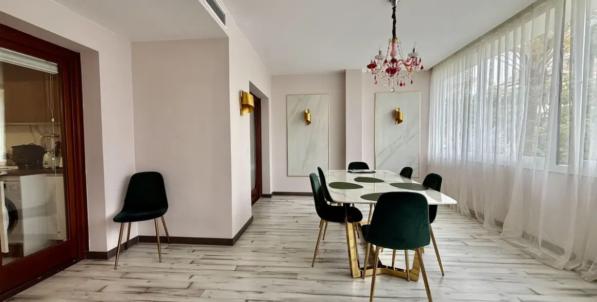 Краткосрочная аренда апартаментов на среднем этаже в The Golden Mile 4