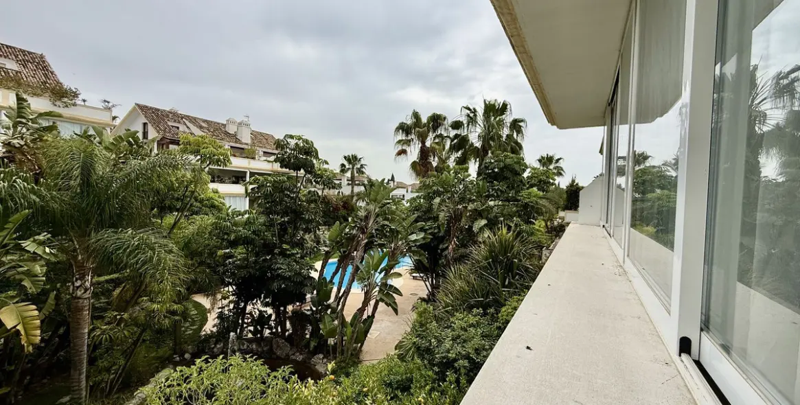 Краткосрочная аренда апартаментов на среднем этаже в The Golden Mile 8