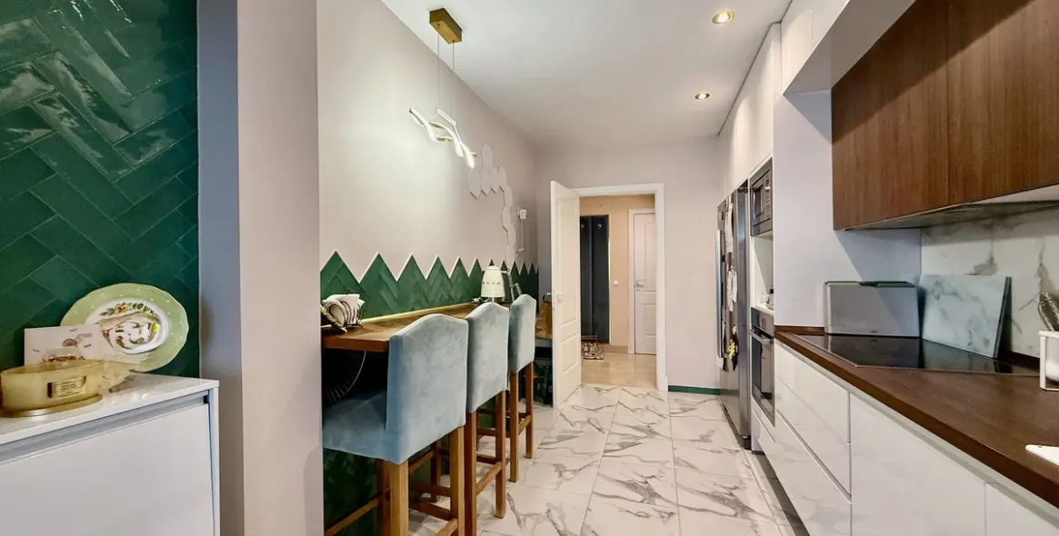 Краткосрочная аренда апартаментов на среднем этаже в The Golden Mile 11