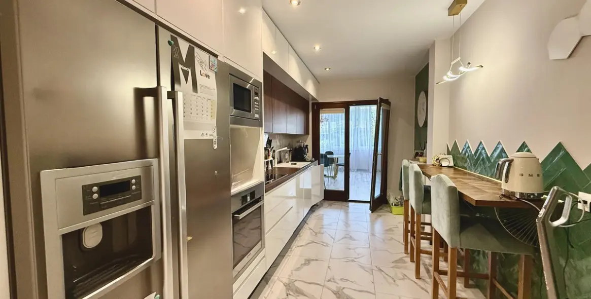 Краткосрочная аренда апартаментов на среднем этаже в The Golden Mile 12