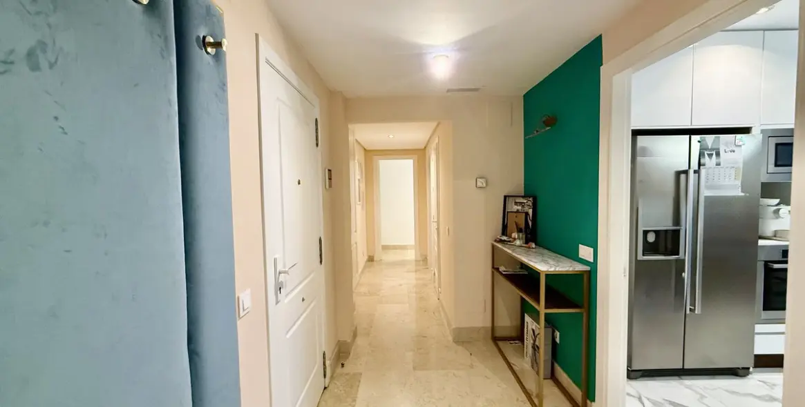 Краткосрочная аренда апартаментов на среднем этаже в The Golden Mile 13