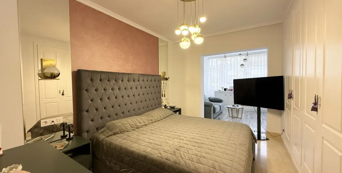 Краткосрочная аренда апартаментов на среднем этаже в The Golden Mile 14