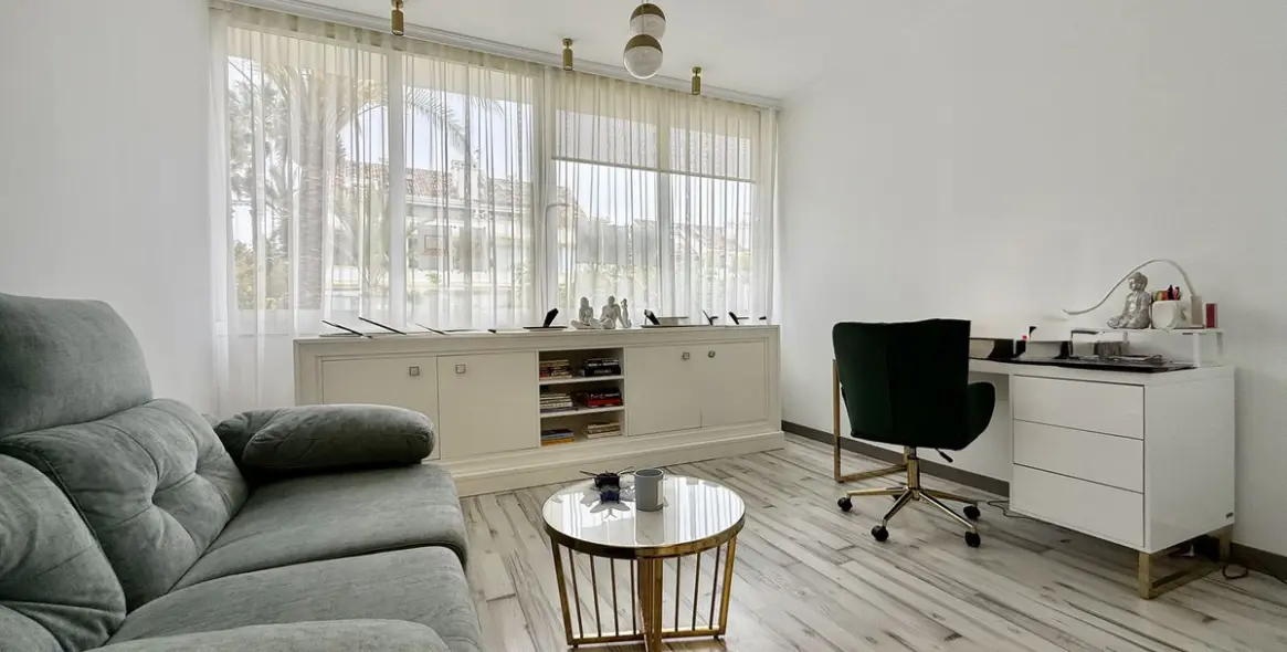 Краткосрочная аренда апартаментов на среднем этаже в The Golden Mile 18