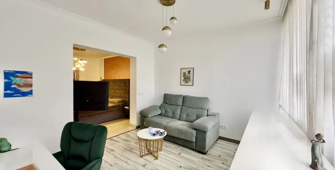 Краткосрочная аренда апартаментов на среднем этаже в The Golden Mile 19