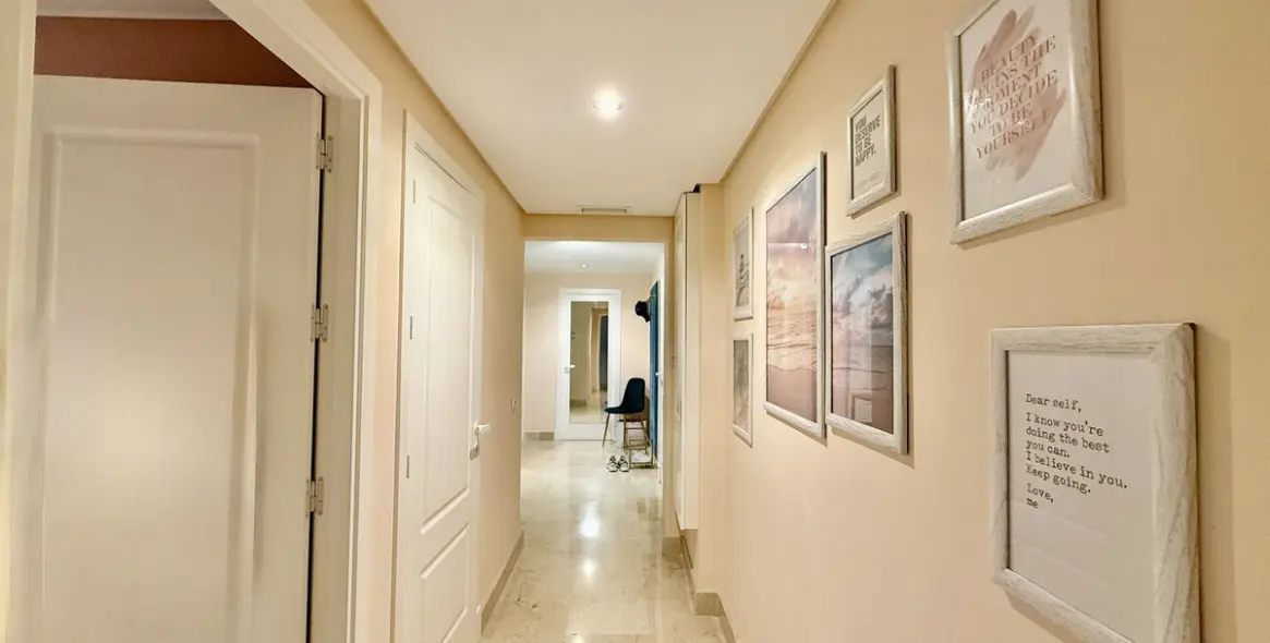 Краткосрочная аренда апартаментов на среднем этаже в The Golden Mile 21