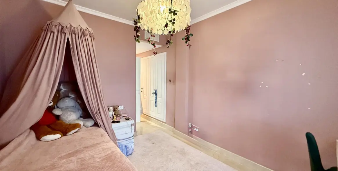 Краткосрочная аренда апартаментов на среднем этаже в The Golden Mile 23