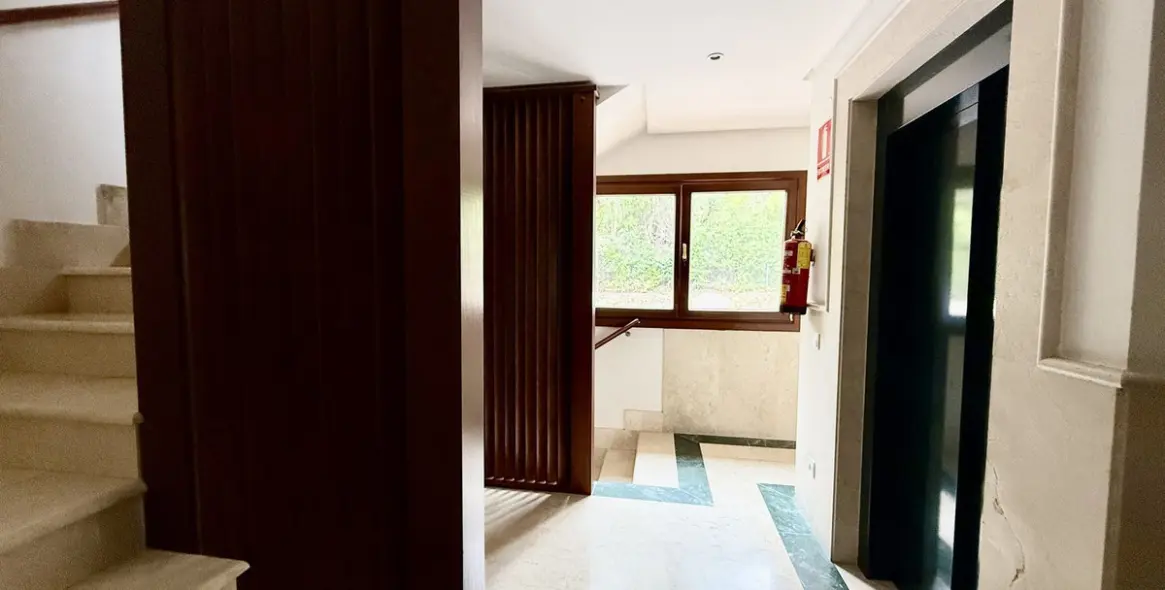 Краткосрочная аренда апартаментов на среднем этаже в The Golden Mile 27