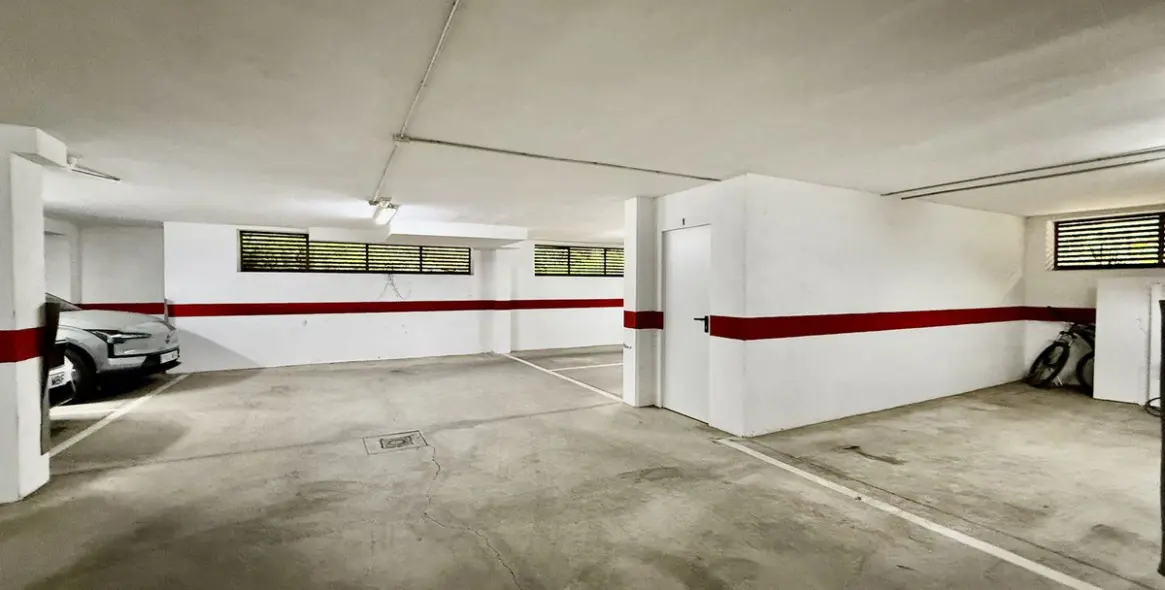 Краткосрочная аренда апартаментов на среднем этаже в The Golden Mile 28