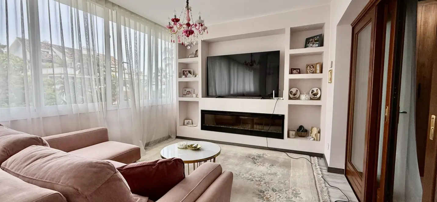 Short-term rent of middle floor apartment in The Golden Mile 0