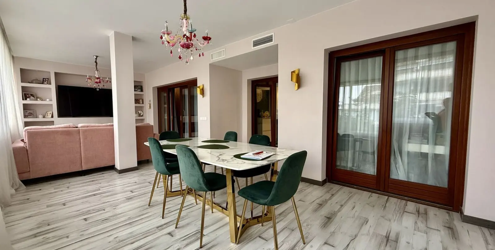 Short-term rent of middle floor apartment in The Golden Mile 6