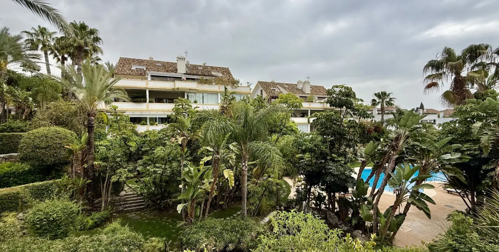 Short-term rent of middle floor apartment in The Golden Mile 10