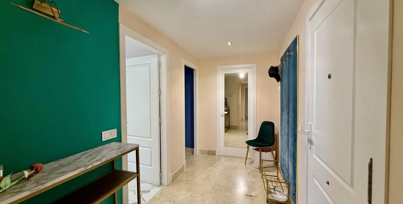Short-term rent of middle floor apartment in The Golden Mile 26