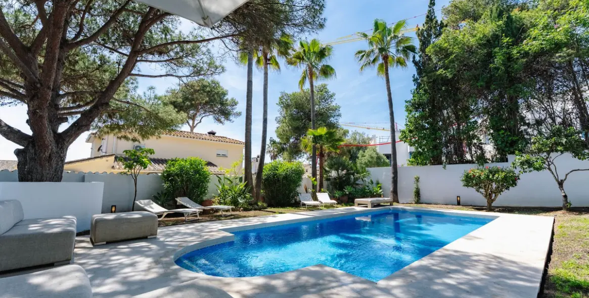 Short-term rent of detached villa in Costabella 9