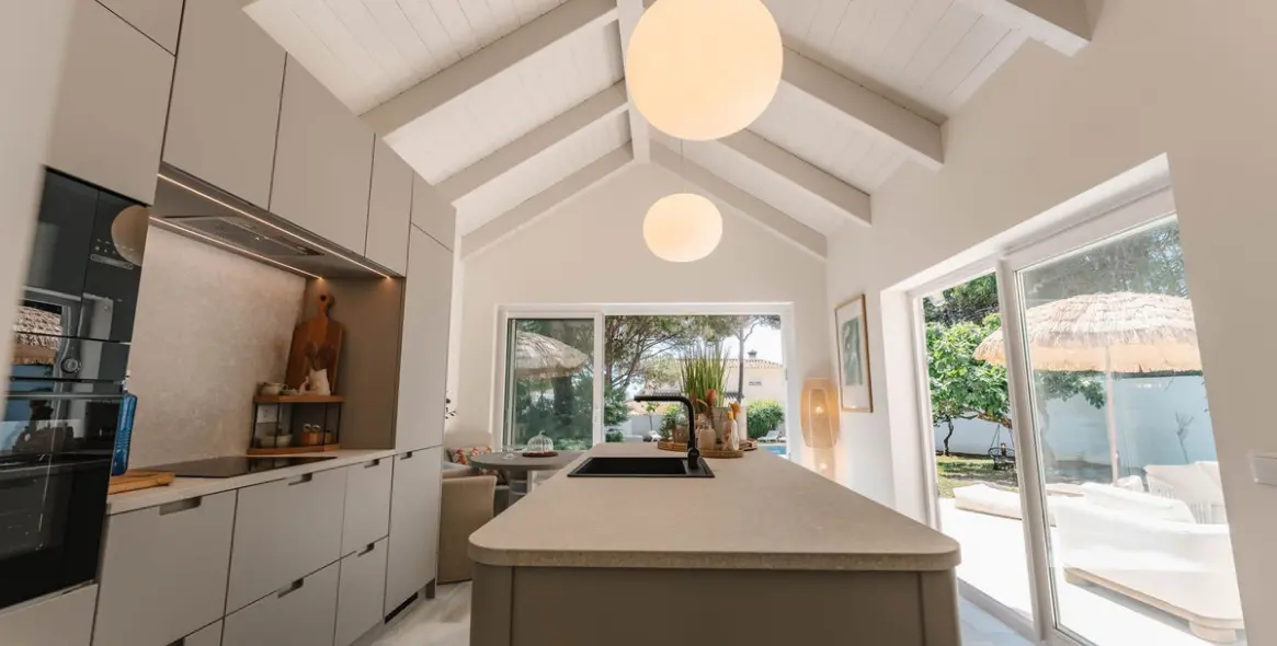 Short-term rent of detached villa in Costabella 10