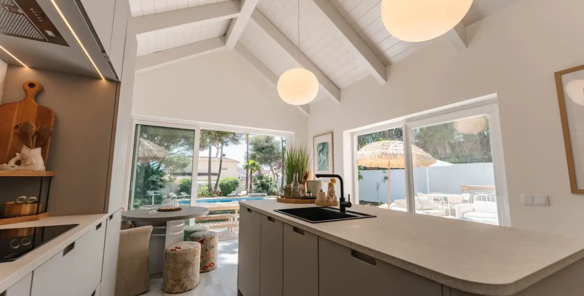 Short-term rent of detached villa in Costabella 11