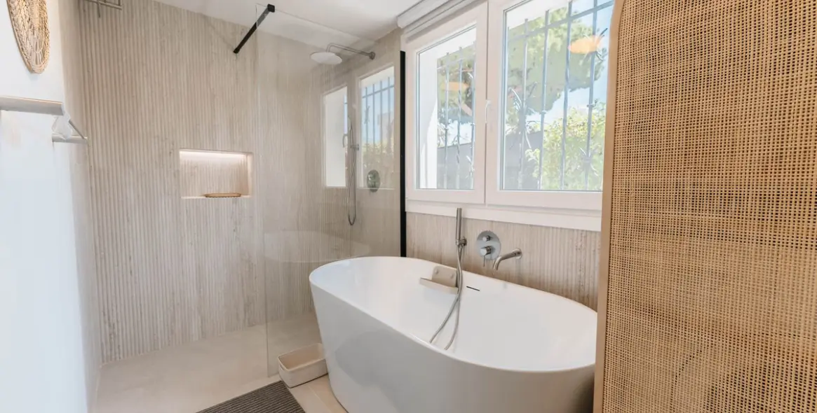 Short-term rent of detached villa in Costabella 40