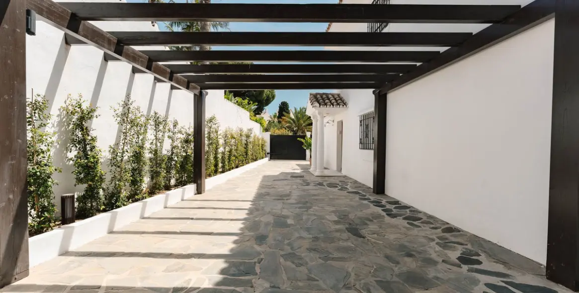 Short-term rent of detached villa in Costabella 49