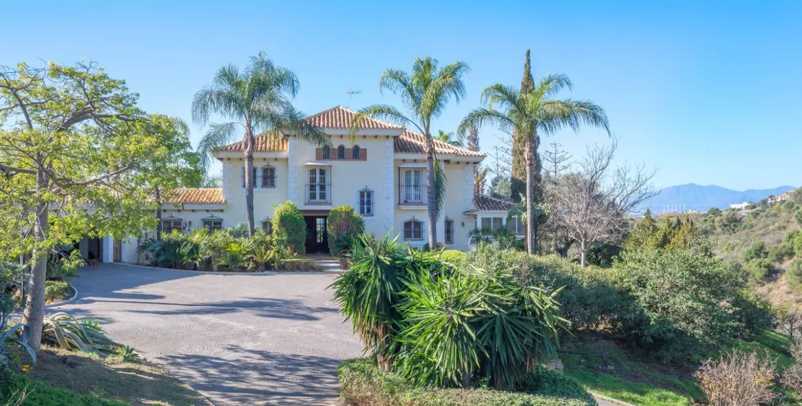 Venta de villa independiente en Altos de los Monteros 1