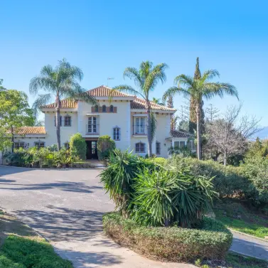 Venta de villa independiente en Altos de los Monteros