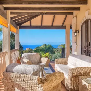 Venta de villa independiente en Altos de los Monteros