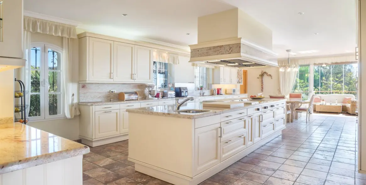 Venta de villa independiente en Altos de los Monteros 8