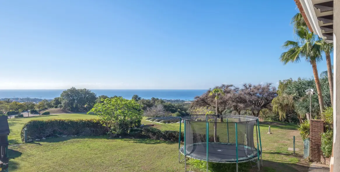 Venta de villa independiente en Altos de los Monteros 12