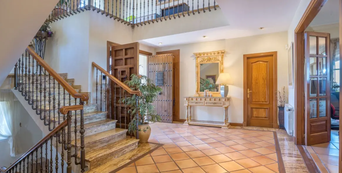 Venta de villa independiente en Altos de los Monteros 15