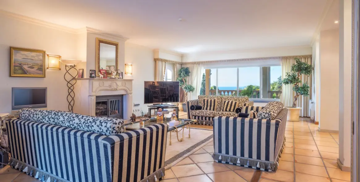 Venta de villa independiente en Altos de los Monteros 16