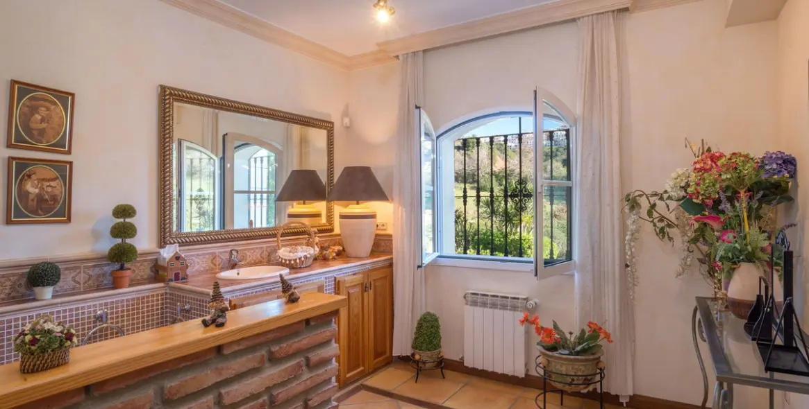 Venta de villa independiente en Altos de los Monteros 18