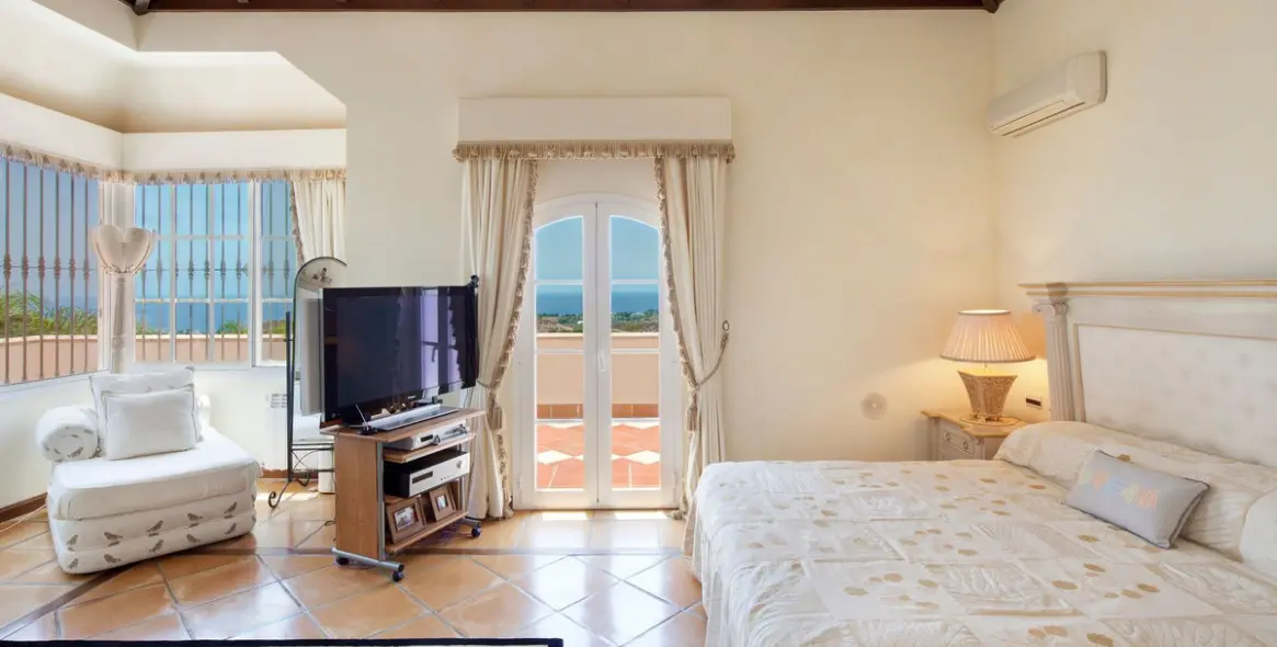 Venta de villa independiente en Altos de los Monteros 21