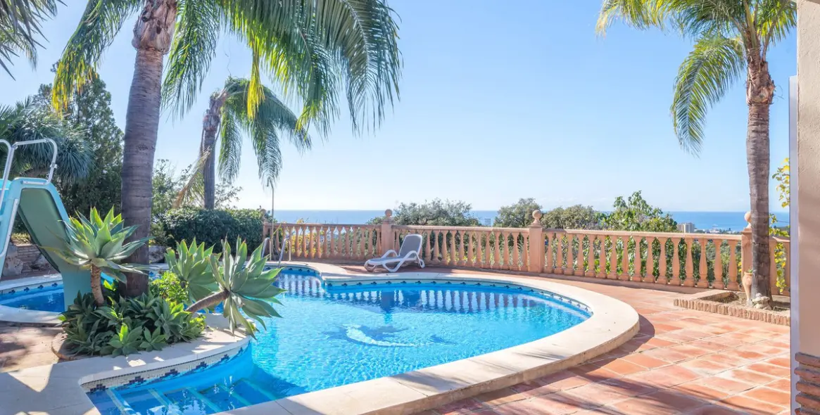 Venta de villa independiente en Altos de los Monteros 23