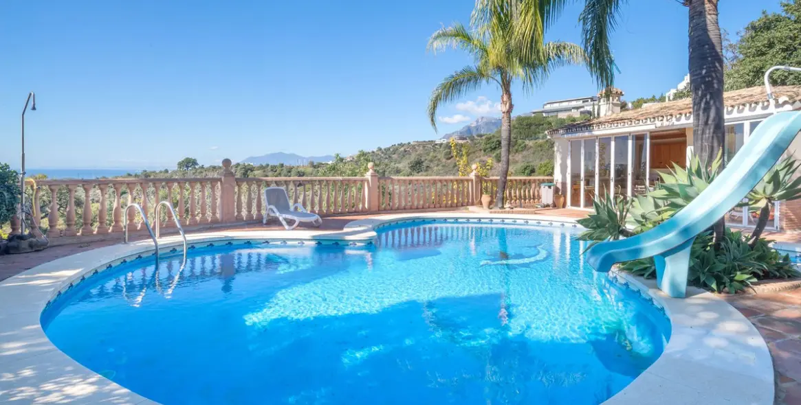 Venta de villa independiente en Altos de los Monteros 24