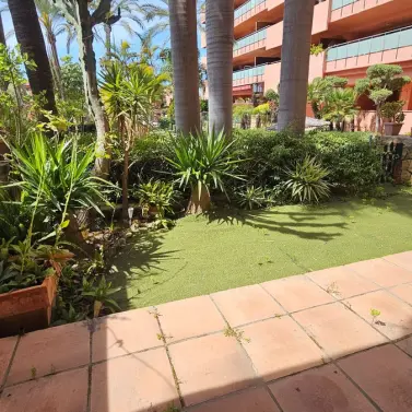 Alquiler a largo plazo de apartamento en planta baja en Estepona
