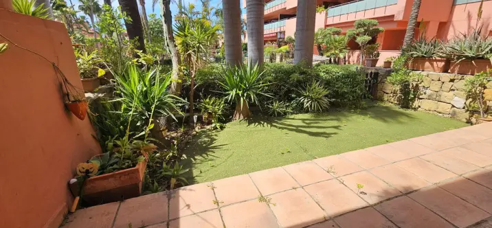 Alquiler a largo plazo de apartamento en planta baja en Estepona 1