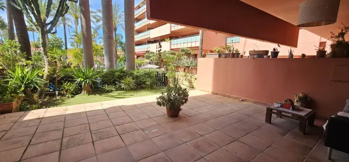 Alquiler a largo plazo de apartamento en planta baja en Estepona 2