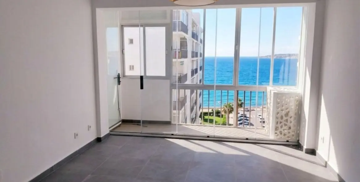 Venta de apartamento en planta media en Calahonda 1